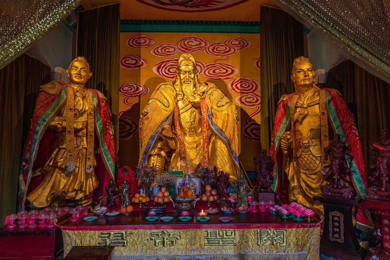 三国迷常争论，曹操有多次机会杀关羽，却总放虎归山。其实，曹操不杀关羽，算的是“成