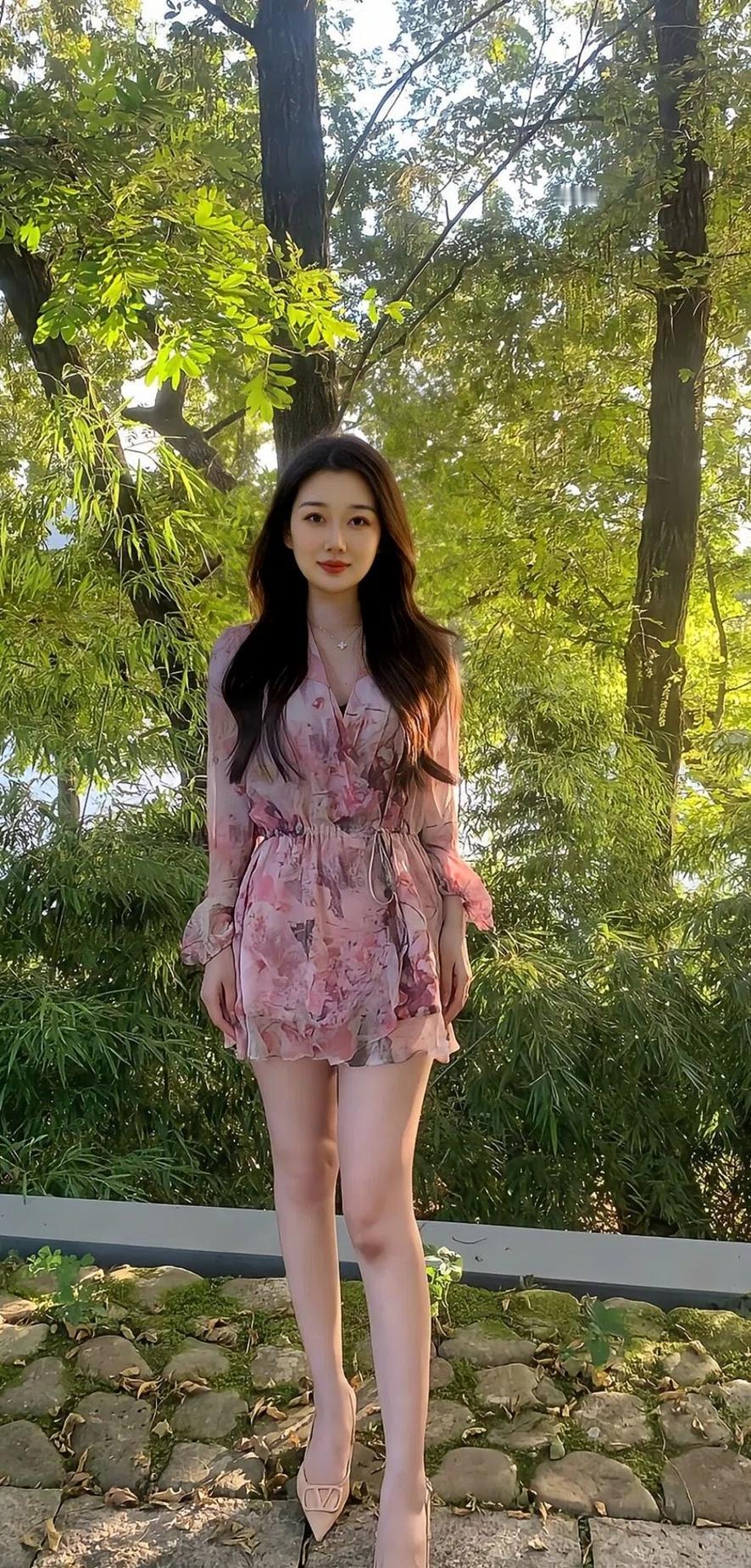 在绿意盎然的公园里，绽放出春日的花朵，感受大自然的美好。