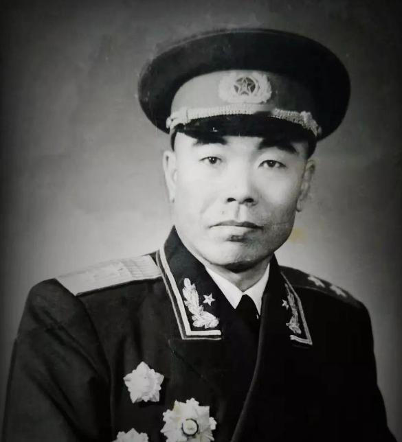 1955年授衔时，曾泽生中将泪洒现场。 从1948年长春起义到抗美援朝，曾泽