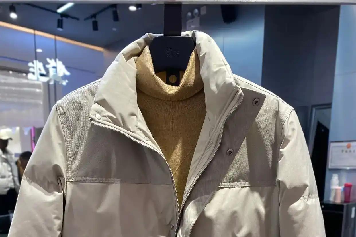 证券时报：寒潮来袭，羽绒服迎来“涨价狂潮”。青岛羽绒市场行业人士透露，现在养鸭子