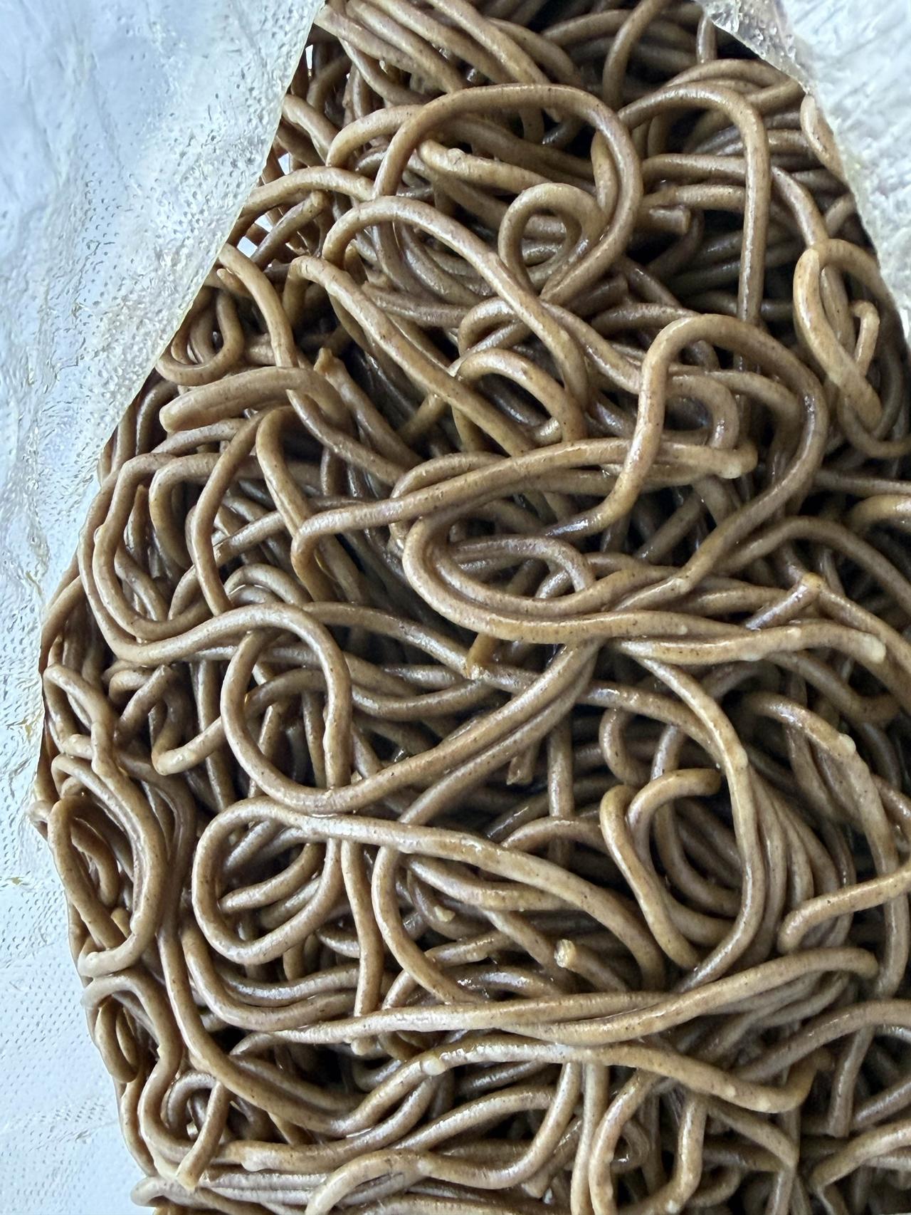 今天上午，我在西安档子上，看到装在塑料袋里的小包蓝田荞面饸饹，一包三块钱，就果断