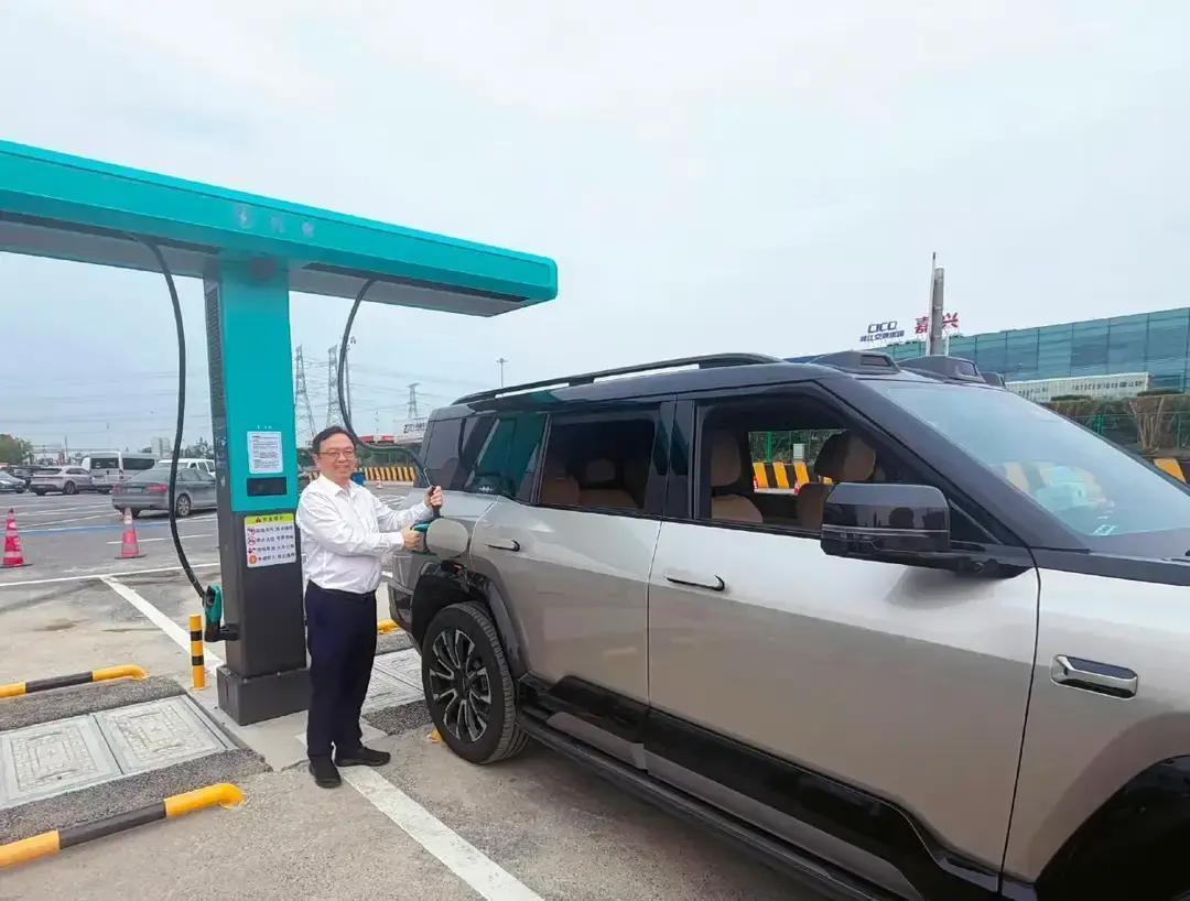 老外体验比亚迪闪充后直呼惊喜，中国电车补能成焦点日本街头常见的是丰田、本田；