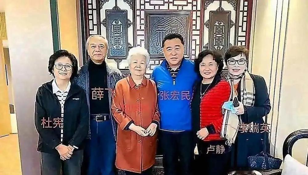 最近社交平台上一张饭局照炸了。69岁的杜宪，素面朝天坐在满桌山珍海味前，不染发不