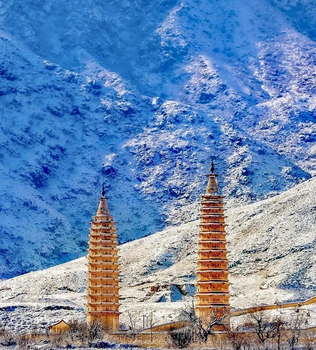 柔然与东西魏同时通好，其目的无非是居中谋利。阿那瓌可汗先向东魏求婚，东魏权臣高欢
