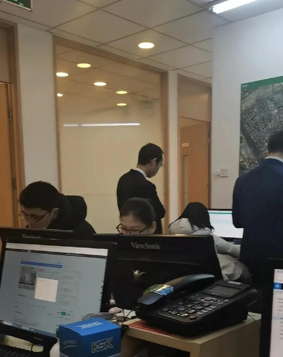 今天跟着营销副总面试了一个大客户销售经理，营销副总让候选人描述一个自己过往如何将