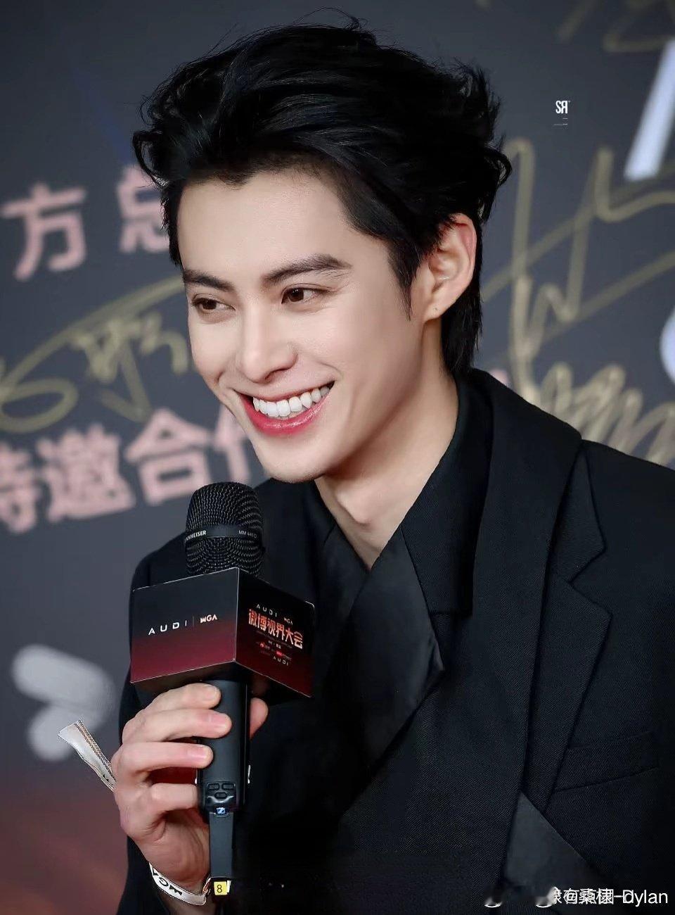 人笑起来都有皱纹，有皱纹也好看。