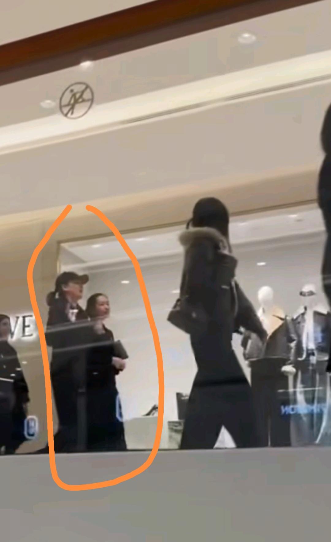 11月16日，苏提达趁着没有正式活动的机会，到北京一家购物中心游逛，她穿的很朴素