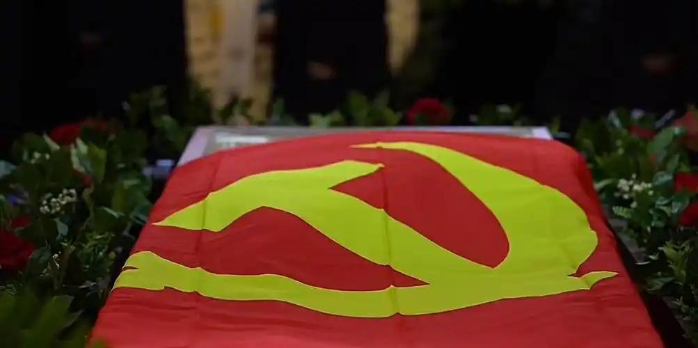 我想知道，遗体上覆盖的党旗，是一起与遗体火化还是取下来以后继续使用？这是一个非常
