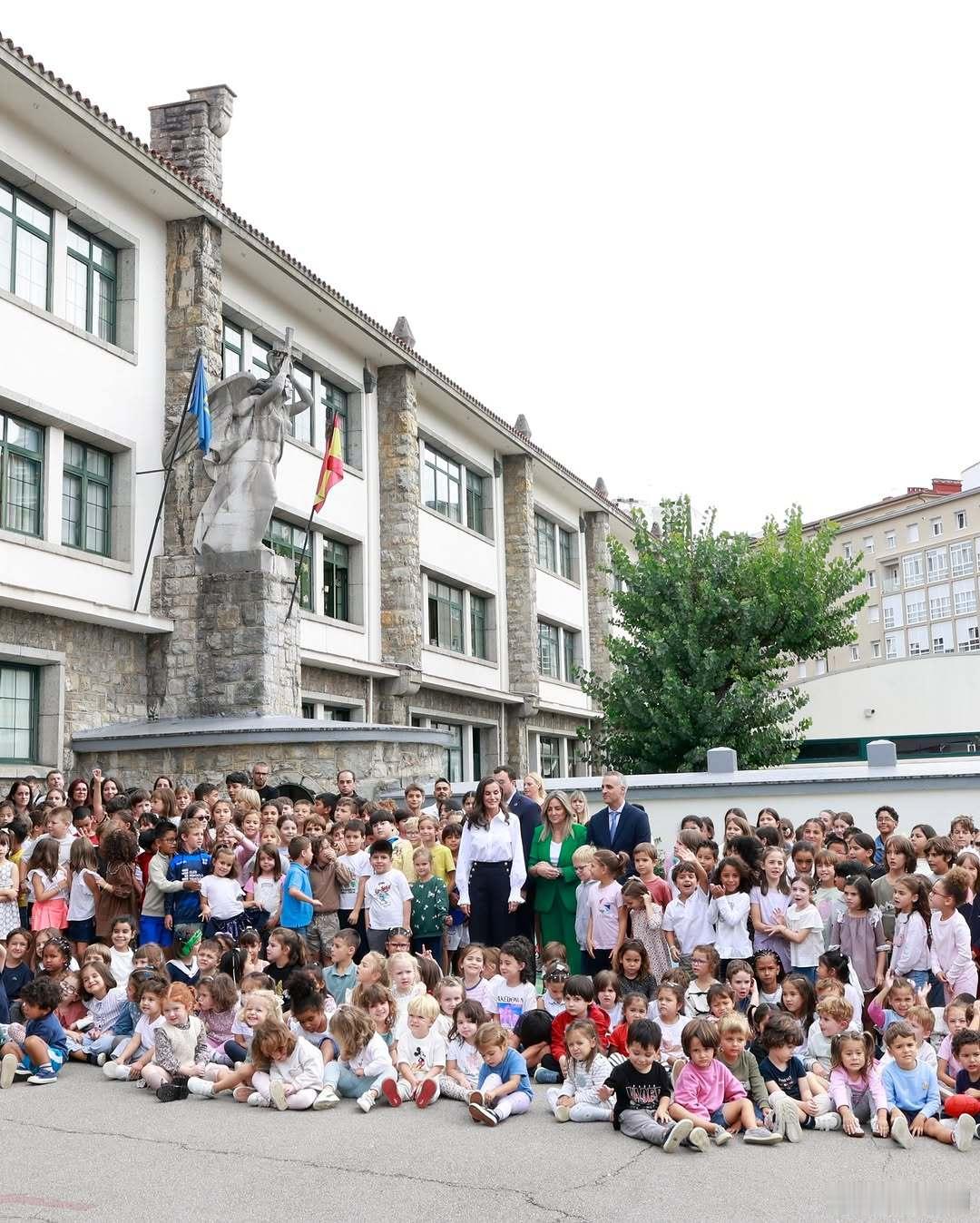 西班牙王室🇪🇸9月17日，莱蒂齐亚王后在奥维耶多赫斯塔公立幼小学，主持2