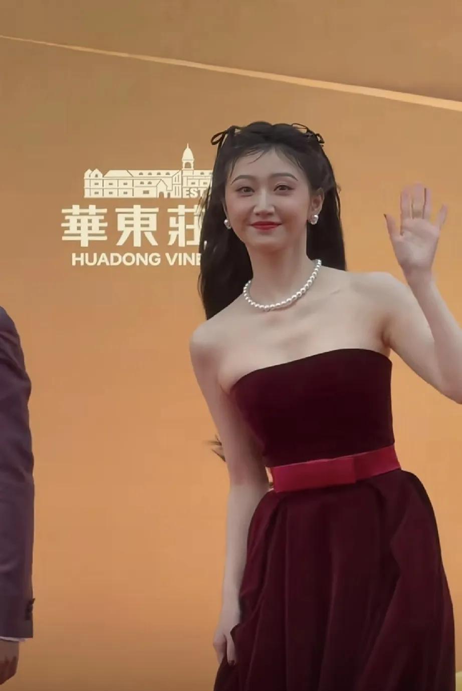 是发型问题吗，景甜这个妆造不太可啊，没有还原美貌，不过好甜好可爱呀。#景甜#