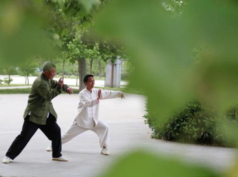 练太极激活后背功夫：3个动作+2个心法，让你后背“热”起来，劲“透”出去！