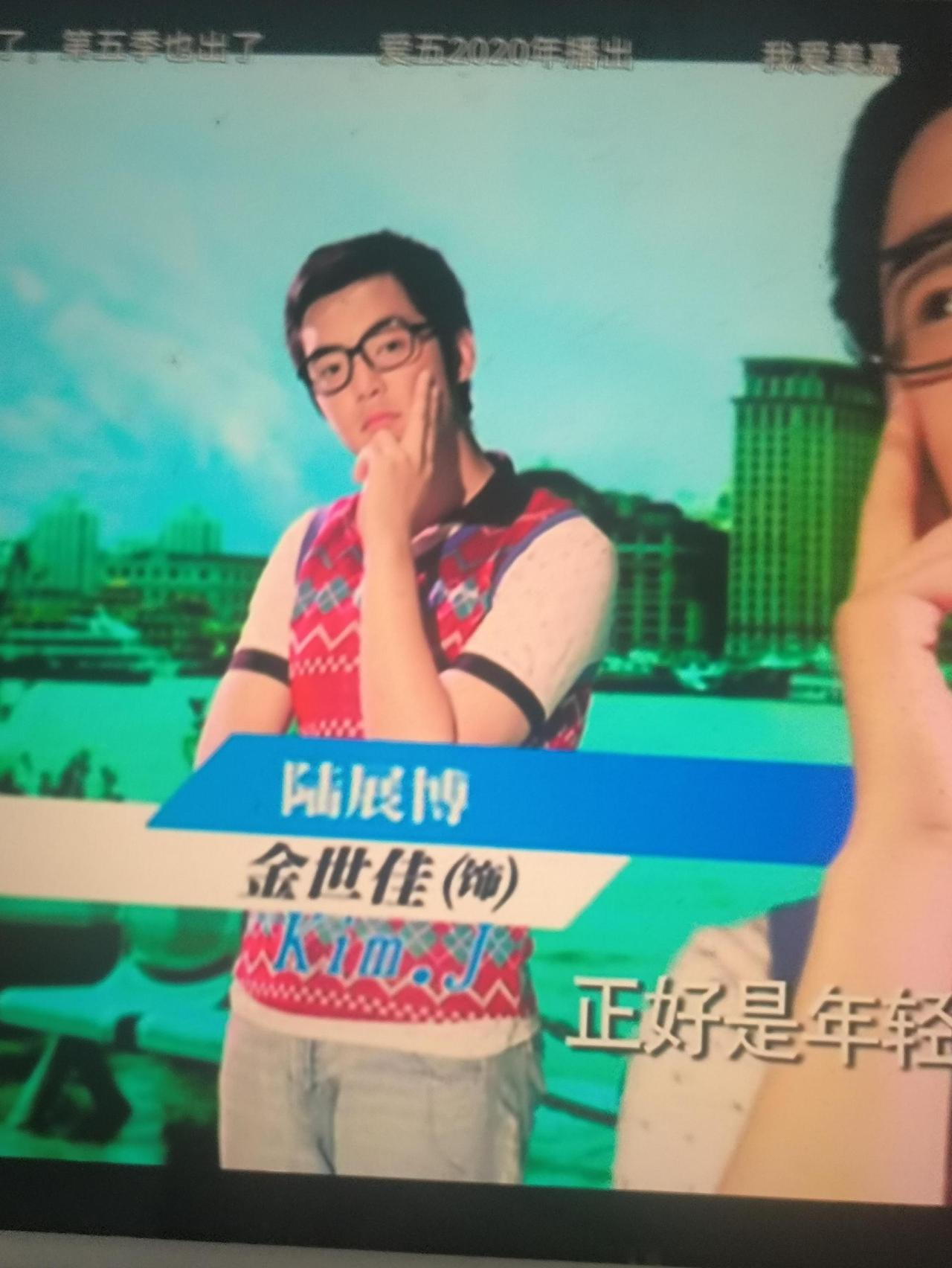 重温《爱情公寓》才发现，原来每个人都有英文名，名字就藏在片头。剧中有段情节，送花