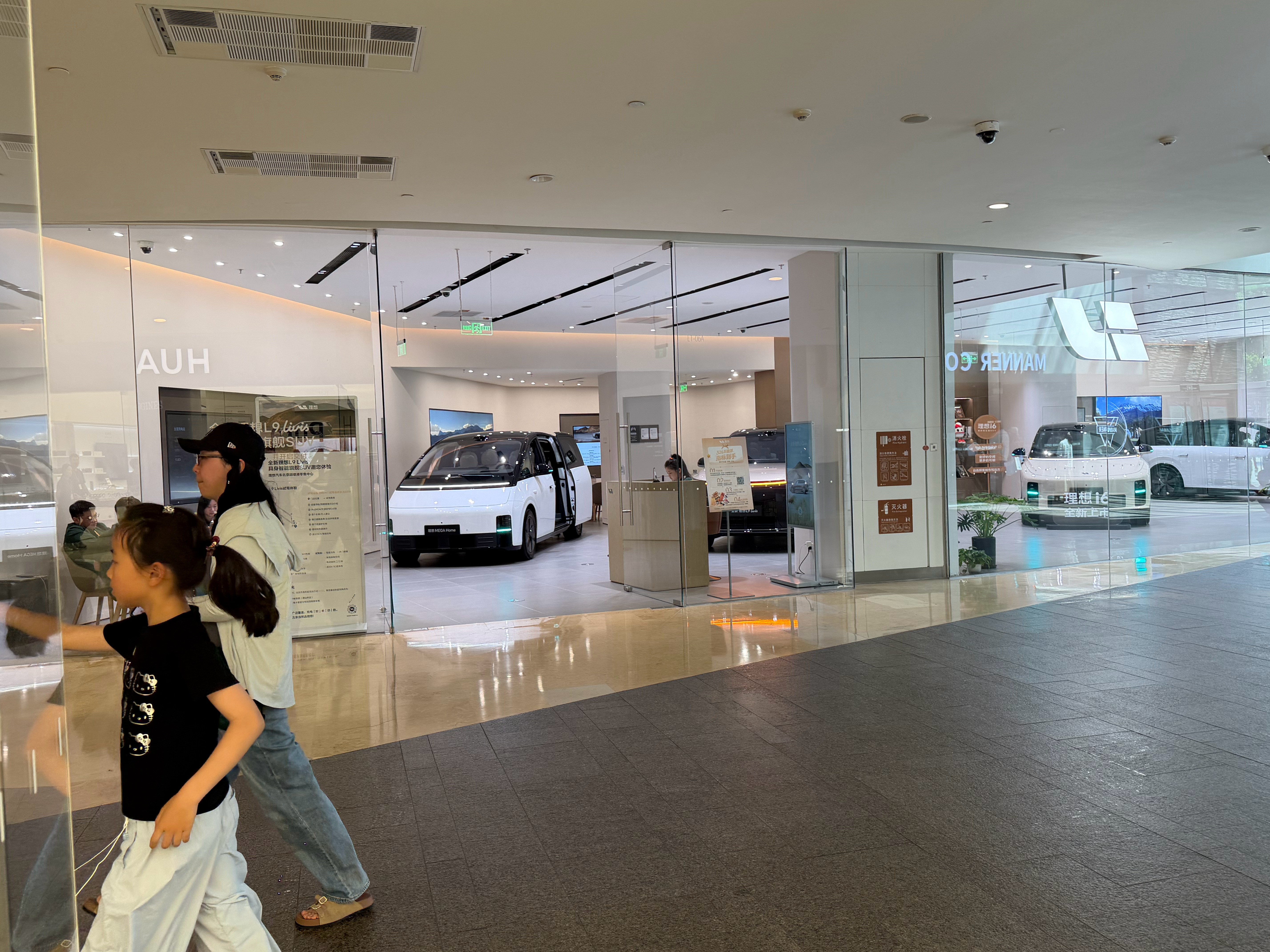 刚在颐提港，同一时间，理想门店没客流，就我一人进去看了李维斯；蔚来在中庭位置摆了