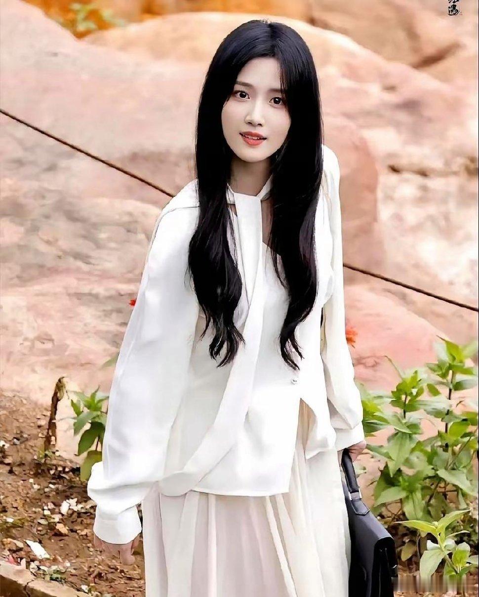 搞懂了，为什么那些大导演都抢着要卢昱晓。不是因为她科班出身，也不是那张脸有多惊艳