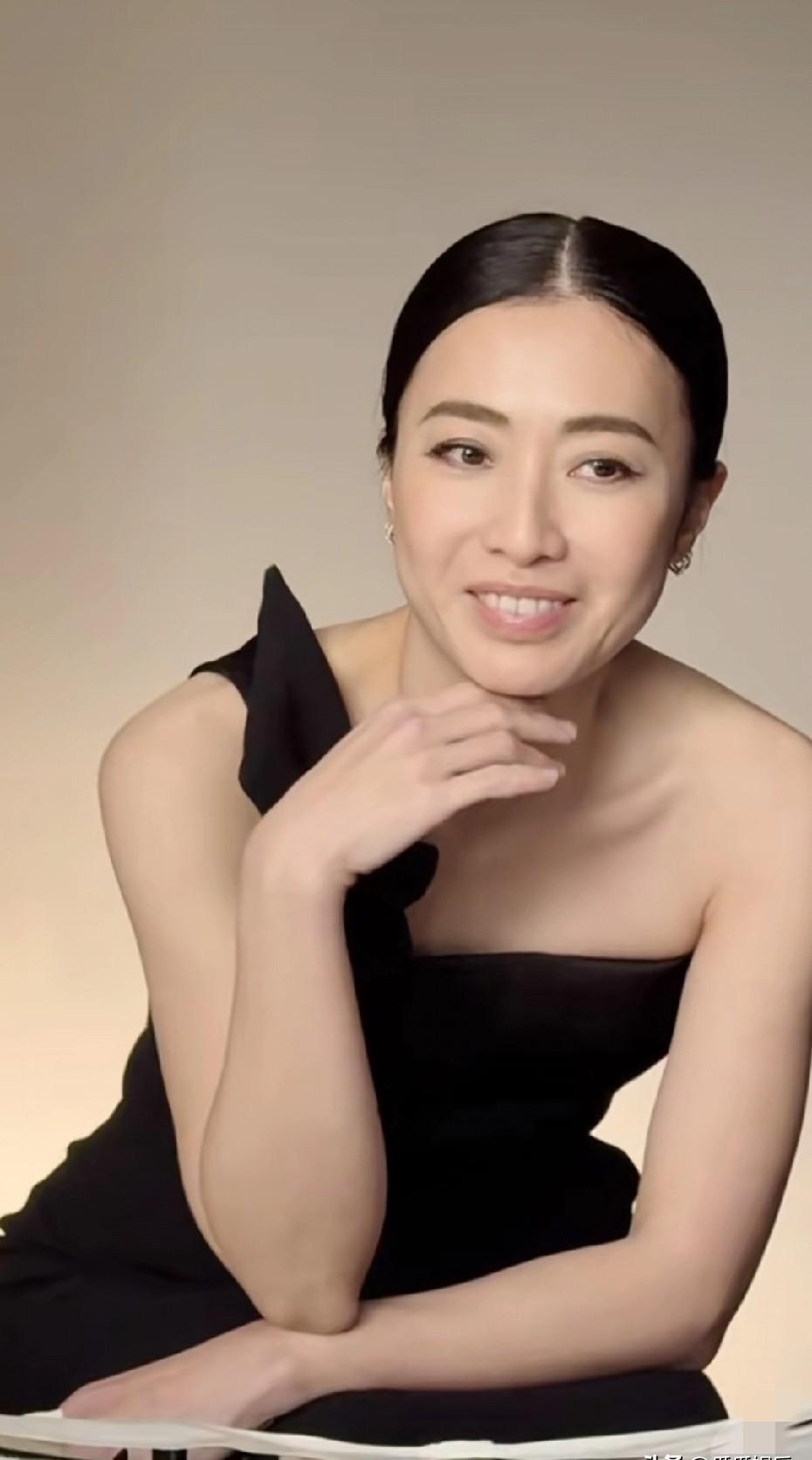 看到甘比拍广告被群嘲，我反而笑不出来。镜头怼到脸上，她表情僵硬，嘴角线条明显。