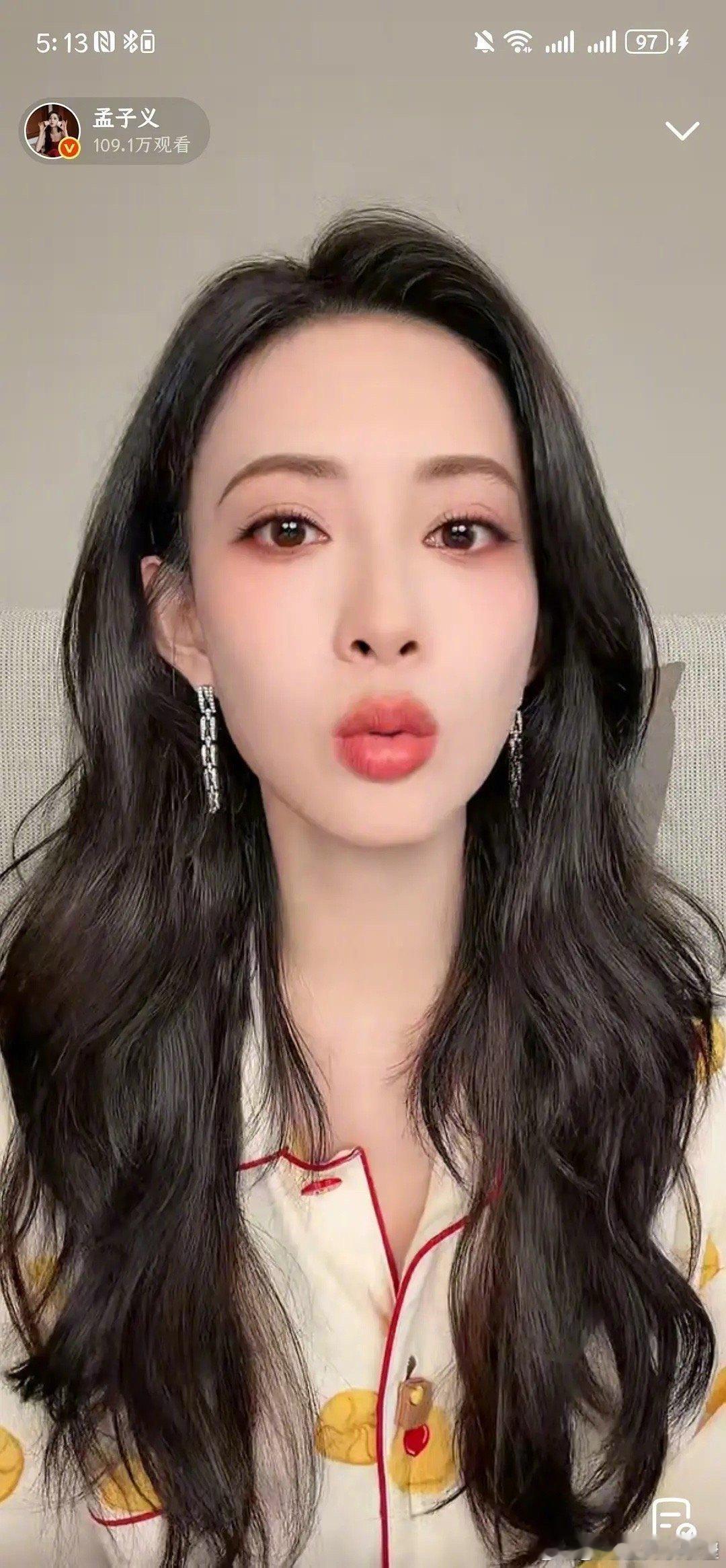 孟子义直播细心网友发现孟子义同款睡衣的耳罩在李昀锐耳朵上