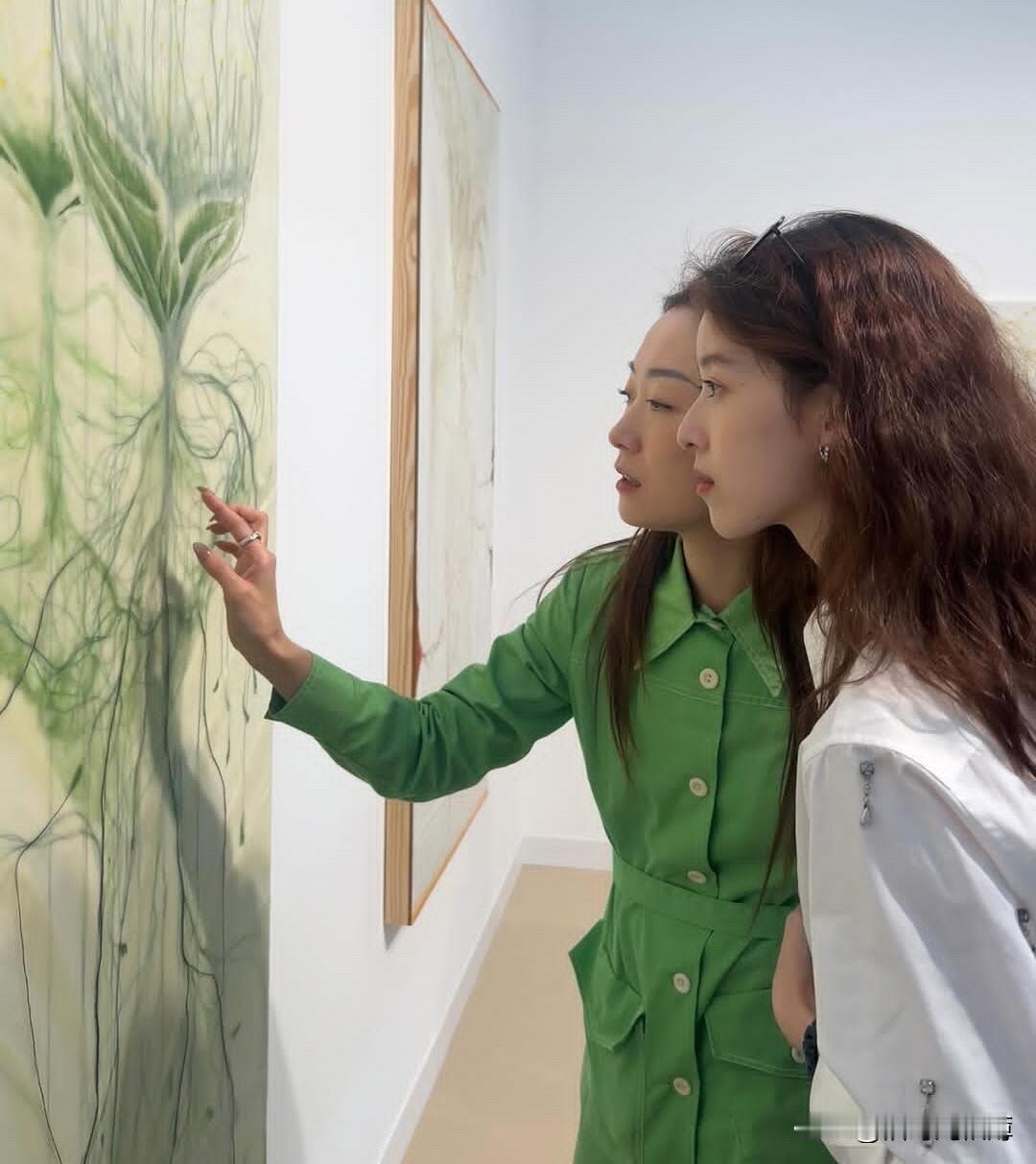 看来章泽天也需要跟赵露思学学怎么护发了～～今日，章泽天看展的一组照片流出，照片中
