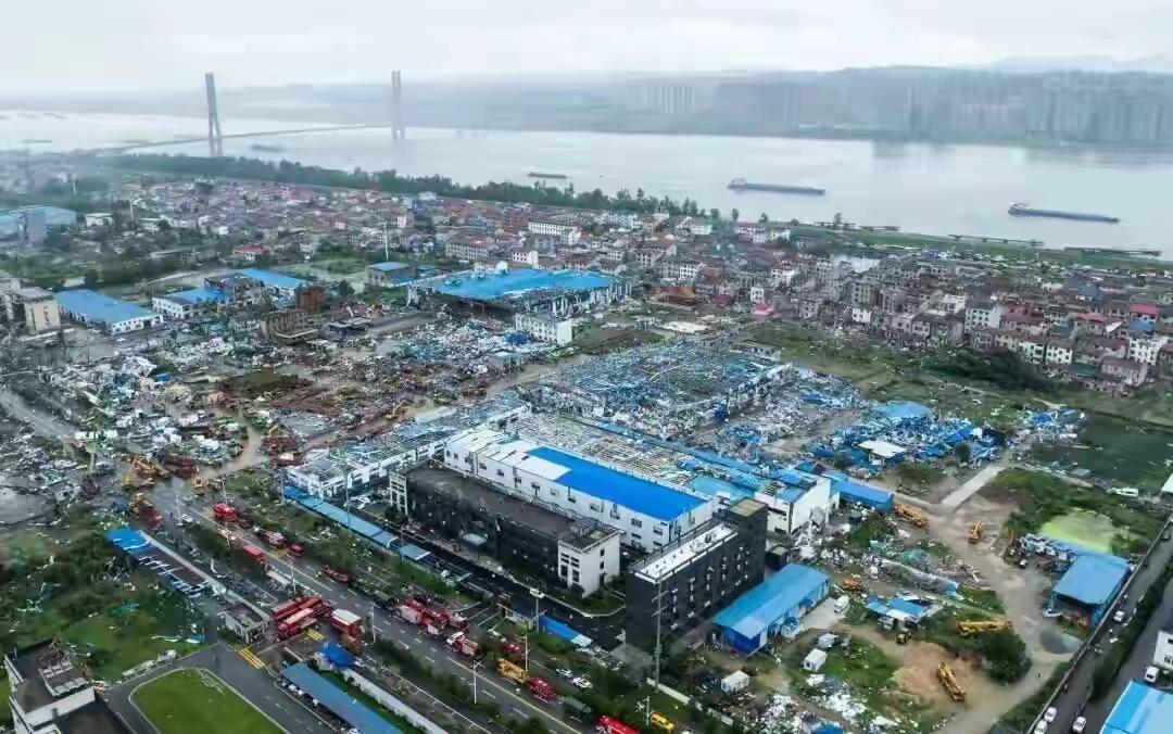 湖北多地近日遭遇强对流天气，龙卷风在夜间突袭，导致人员伤亡。有目击者描述，亲眼目