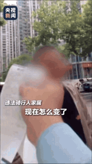 “这个交警全国出名了！”女子骑着自行车悠闲的横穿马路，眼看着汽车来了，她打赌汽车