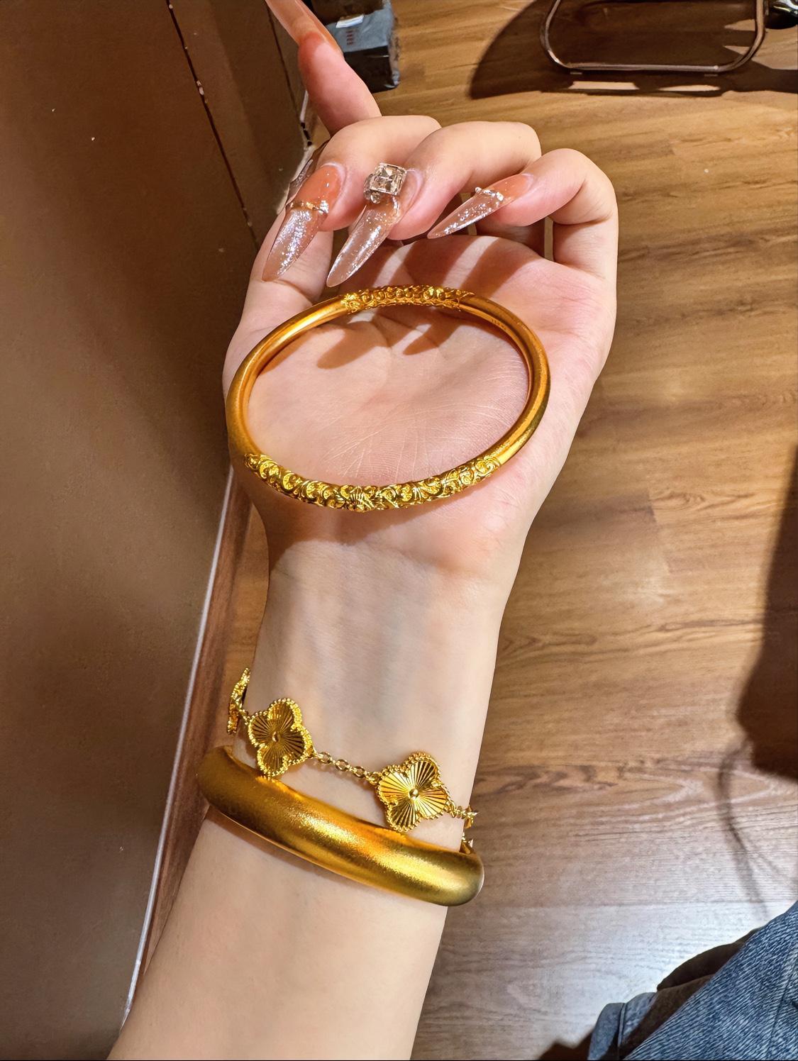 11月23日，金价怕是彻底失控了！99克金镯子卖12万多，水贝排成长队抢号，