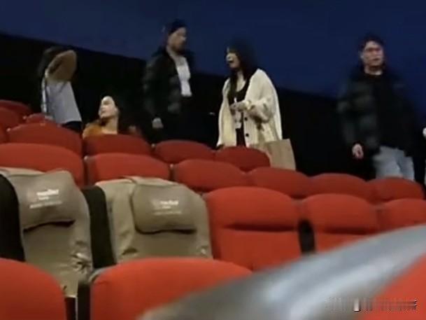 电影都看完了散场了，两个女的吵起来了，原因就是当场电影空位多，两个人都是随意找的