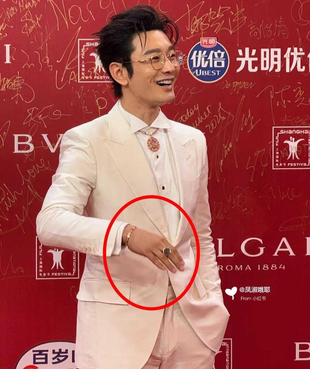黄晓明啊黄晓明，说你啥好？这手上的大金镯子，大钻戒实在让人看不懂。黄晓明这一