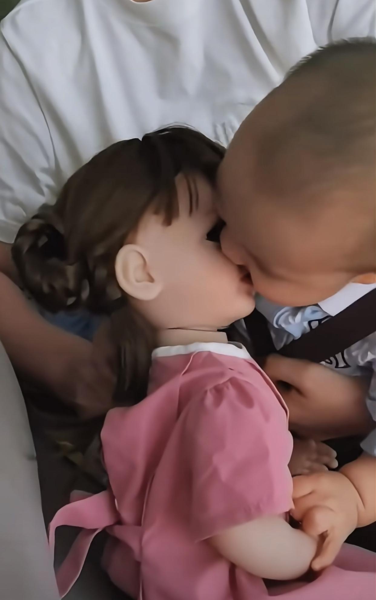 这就是让你们夫妻亲热时要避着孩子的原因！！！领居家的小孩儿突然张嘴咬洋娃娃，