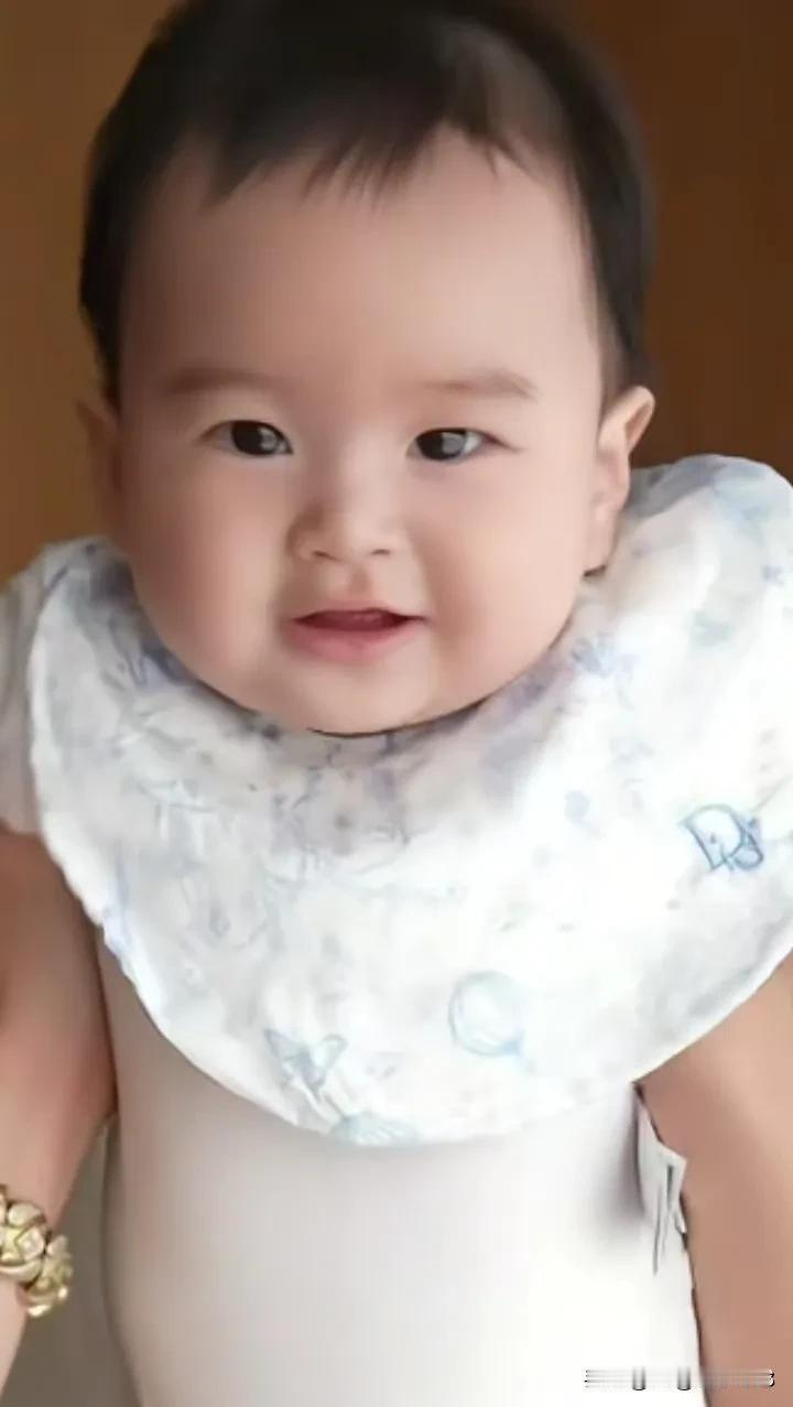 马筱梅分享了汪宝可爱的日常小故事。她说汪宝午睡醒来，如果一睁眼发现床边没人，就会
