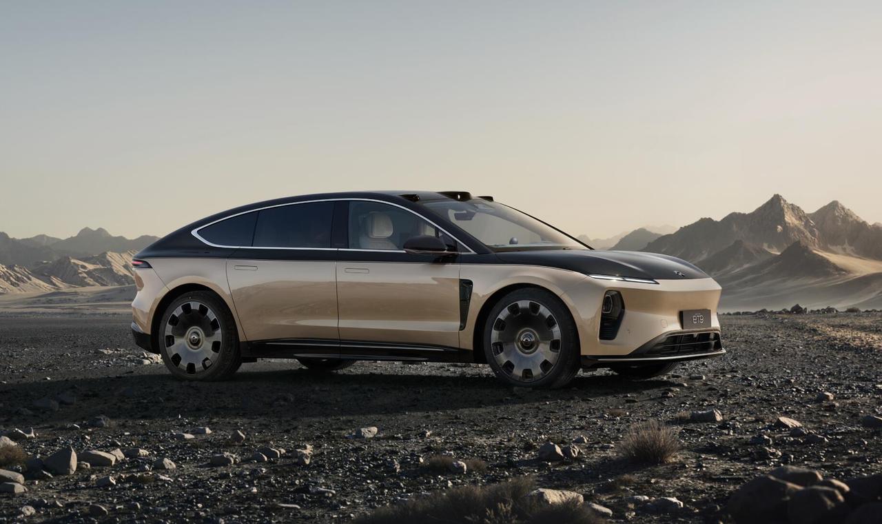 ET9对比尊界，差在哪？蔚来ET9这次推出两款限量版车型，价格区间在80万级