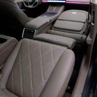 新款享界S9是标配副驾零重力座椅、大五座的，这个版本的前后排和S9T几乎是一模一