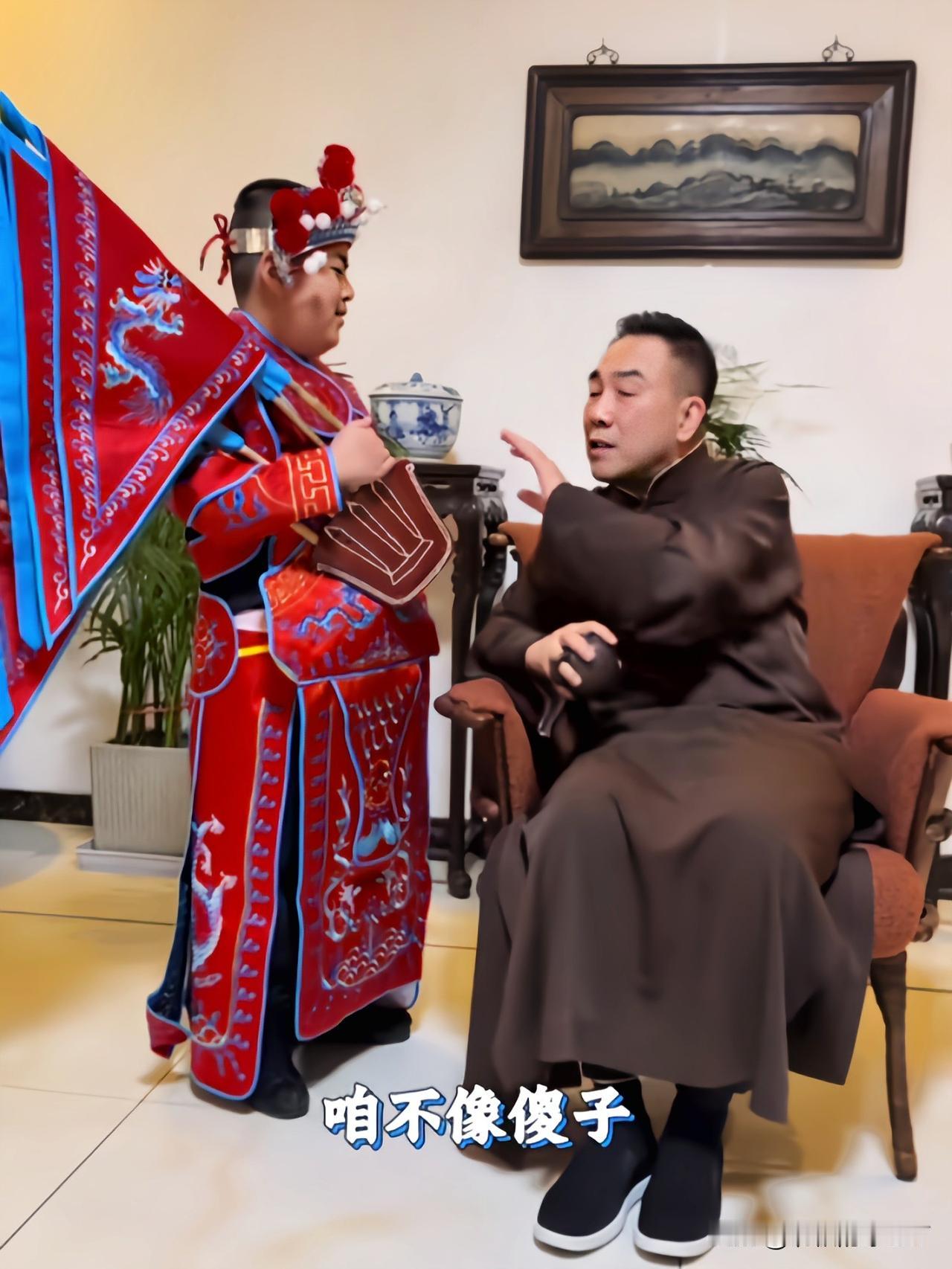 杨议的徒孙，说自己穿着戏服，有人说他像傻子。杨议回复说，你又矮又胖，确实穿着戏