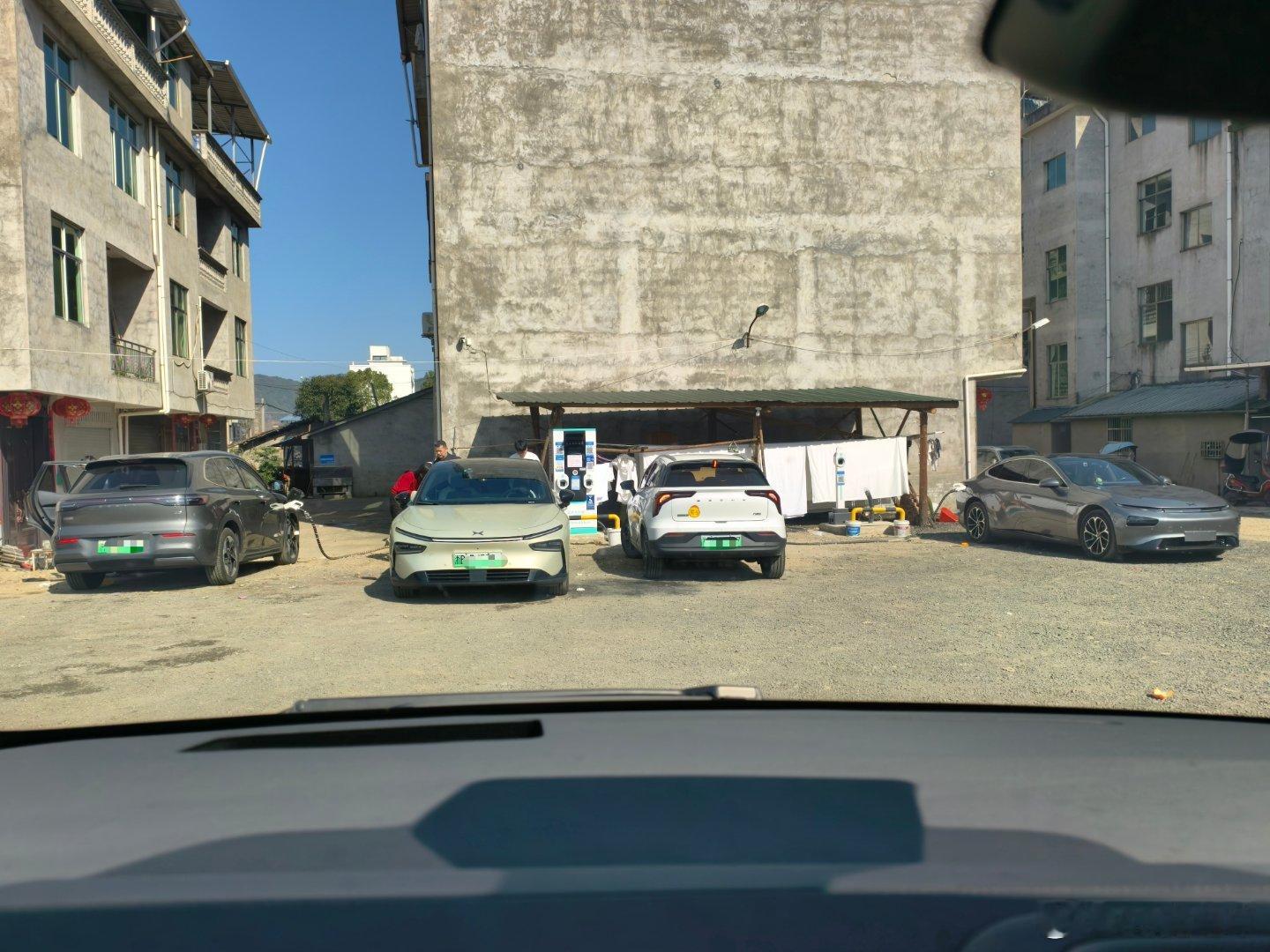 下高速的聪明人也不少高速口最近的充电站也很多人，不过比高速上还是好多了。一个2