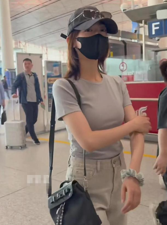 吴谨言产后4个月被偶遇！现身机场红光满面，当妈后上围丰满超美