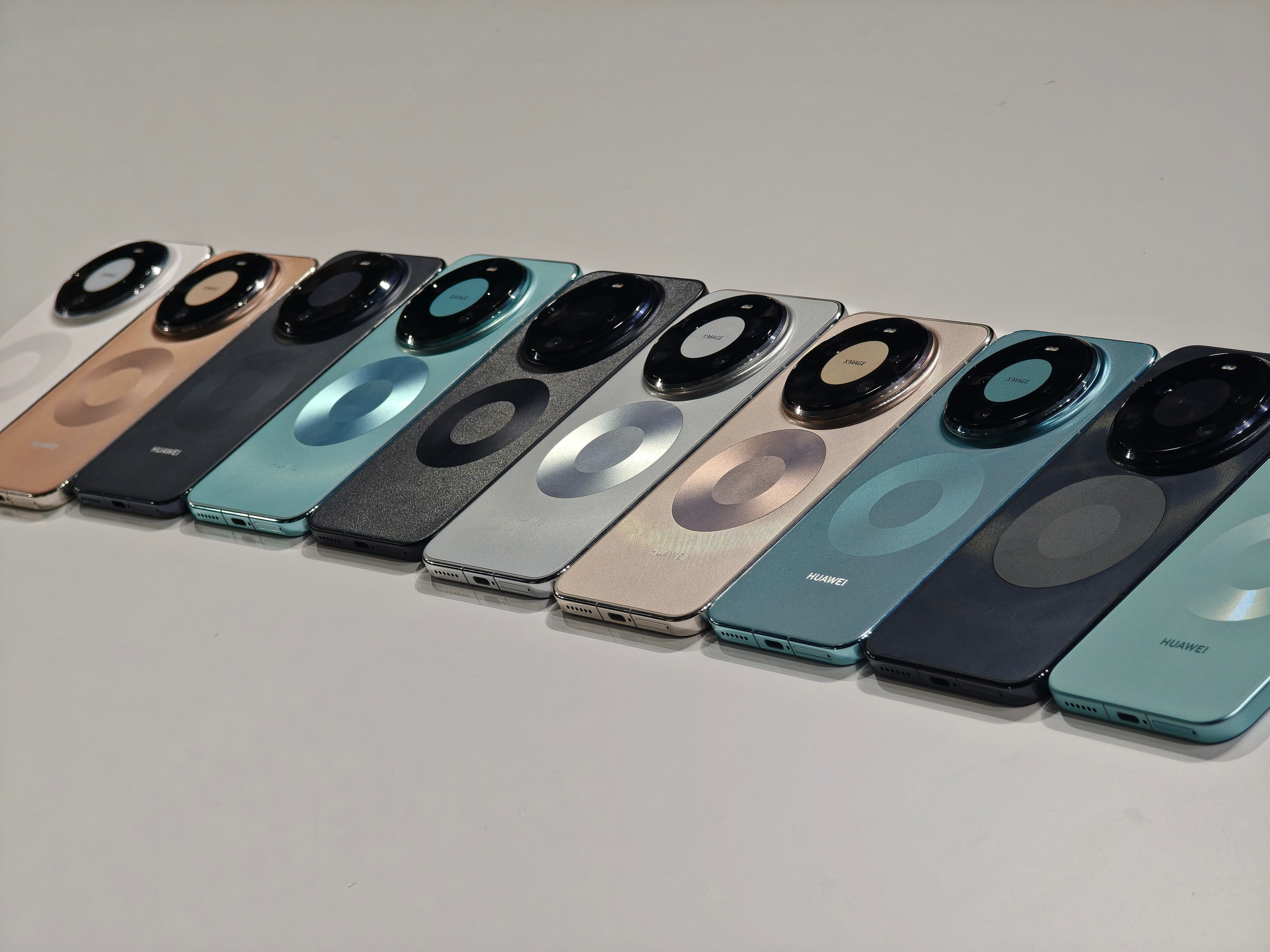 这一波华为Mate80系列真机发布会现场实拍，大家觉得哪个颜色最好看？