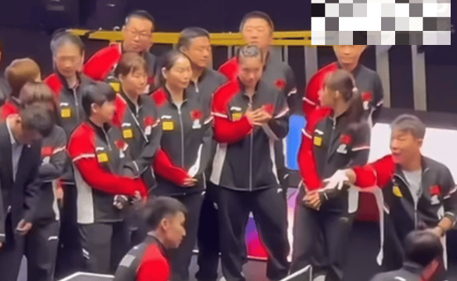 孙颖莎毫不犹豫的走过去是因为她压根没有多想，因为她要接的是国旗。​​​