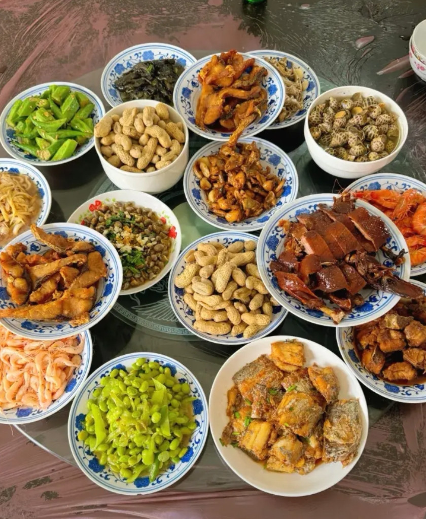 两盘花生是凑数的吗？见过吃饭上花生米的，没见过直接上花生的！