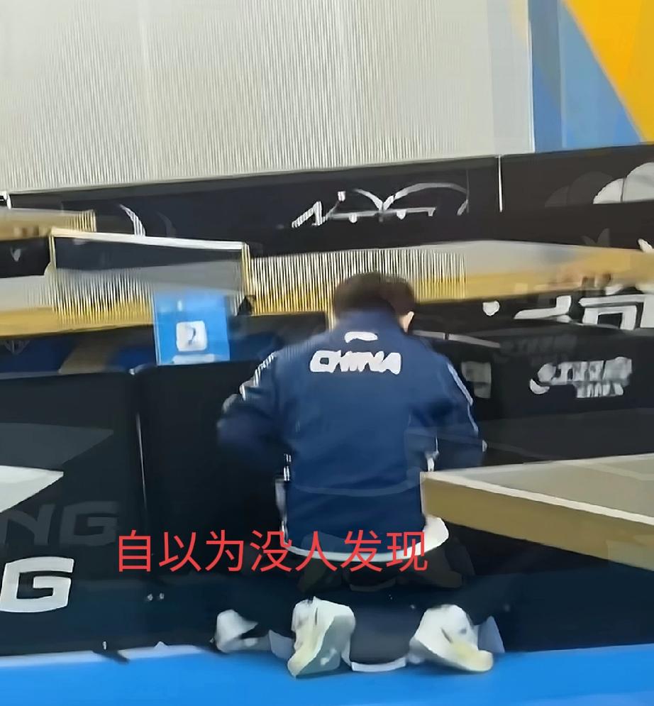 莎莎训练期间肚子有点饿，为了不打扰大家就蹲在地上，拿出自己的包，伸手从包里掏出零