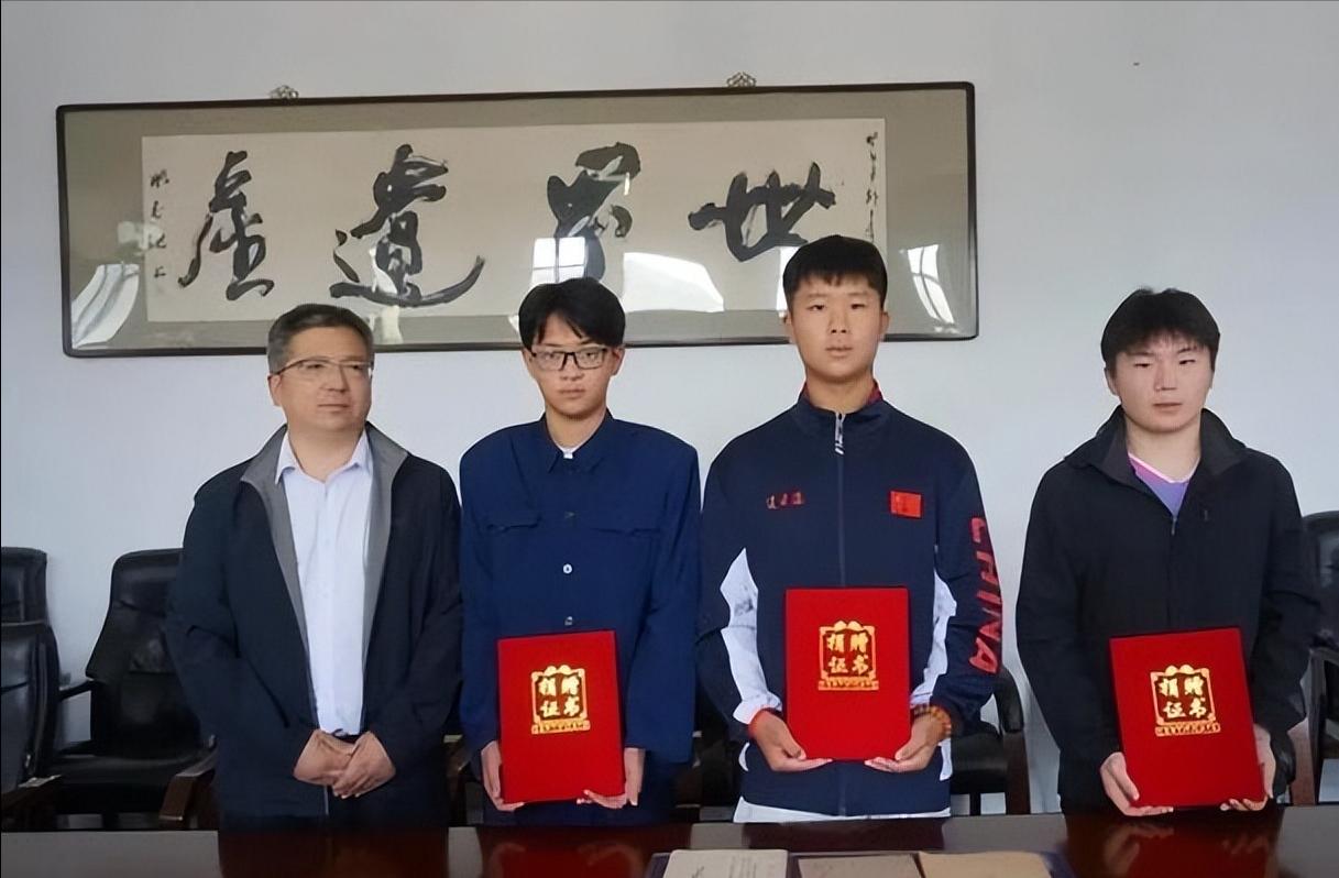 江苏一位14岁初中生，因为曝光侵华日军细菌战的机密档案，收到了死亡威胁，更让