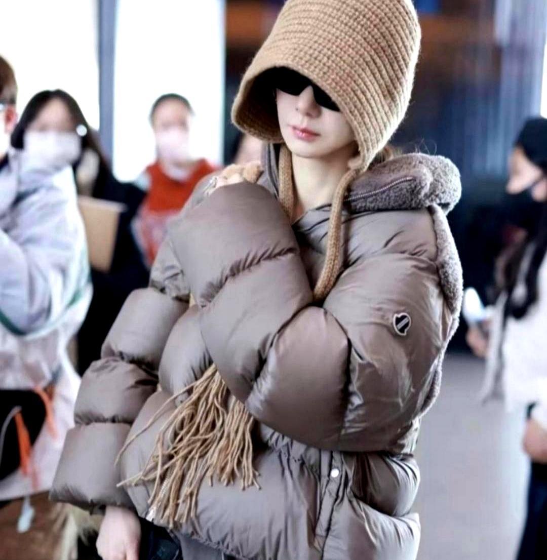 别再信什么“丑帽”了，戚薇戴火的根本是“心机帽”。她最近在浪姐那顶歪着戴的皮贝