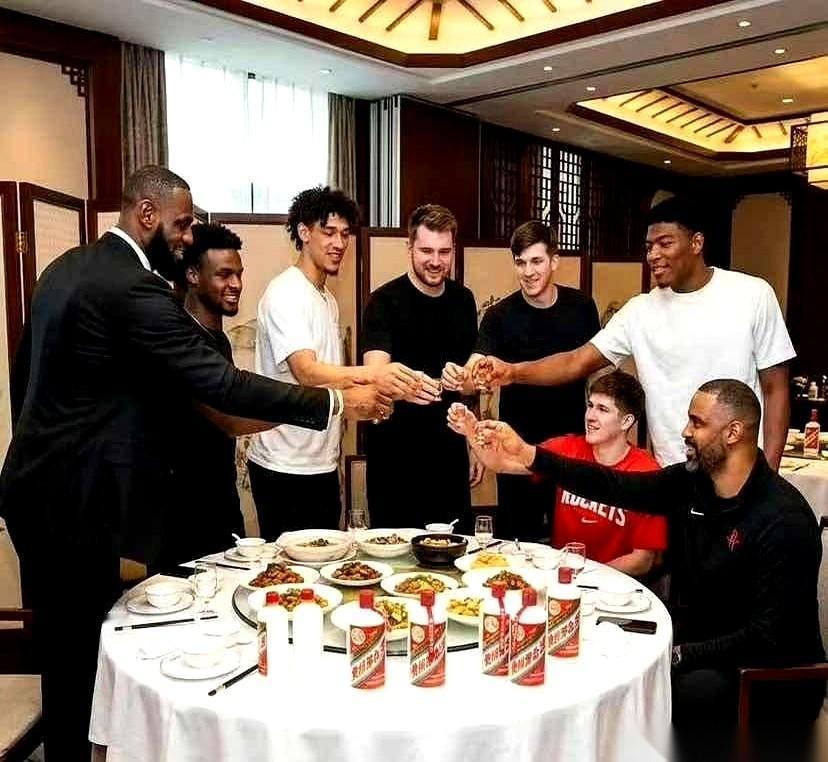 领先6分，比赛只剩最后1分钟。球馆里，已经有客场球迷提前退场了，胜利的天平几乎