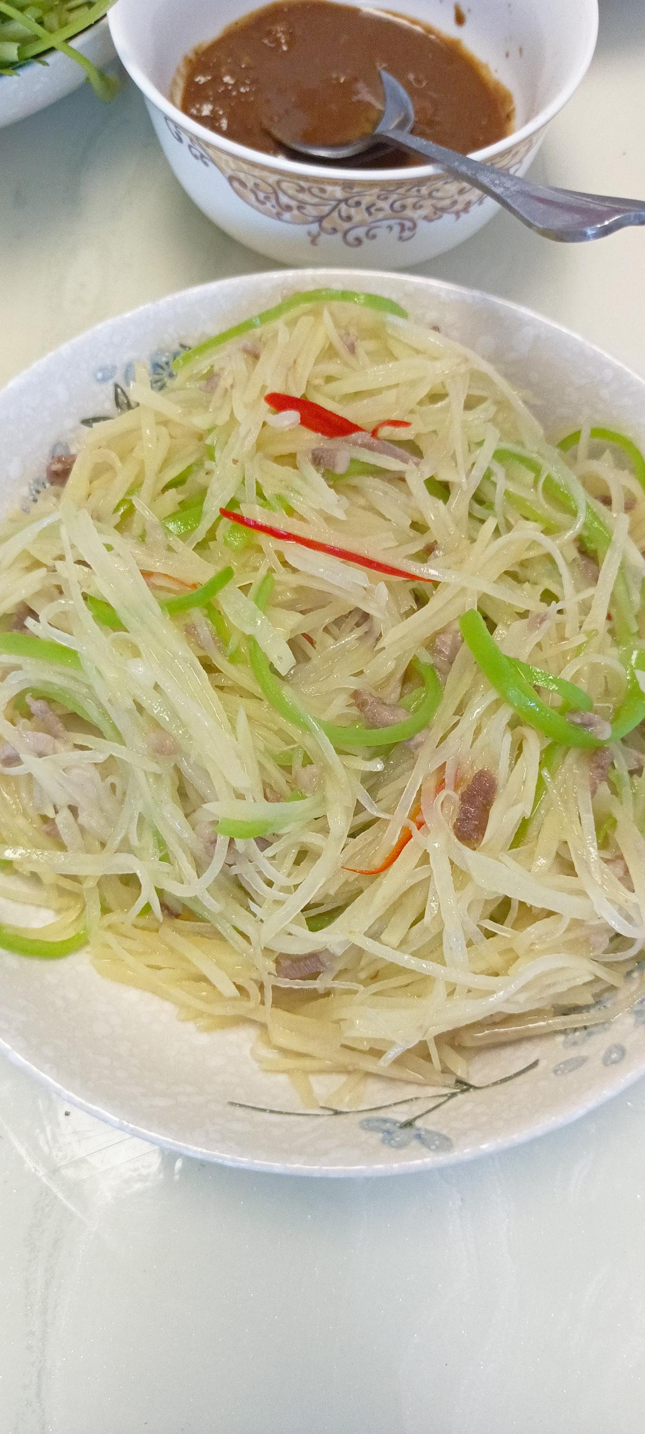 我们两口子，一个在减肥，一个想增重，都很难！晚饭已经按照要求做好，就等着老王用