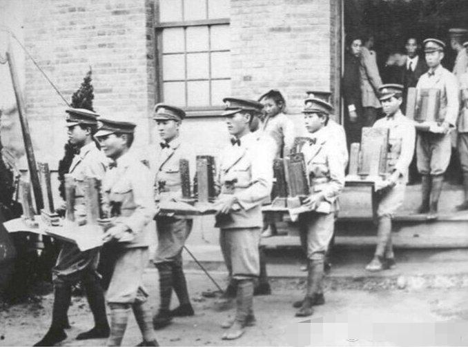 台湾日占时期，日本推行“皇民化”运动，图为即将改姓日本姓氏的台湾青年，手捧祖先排