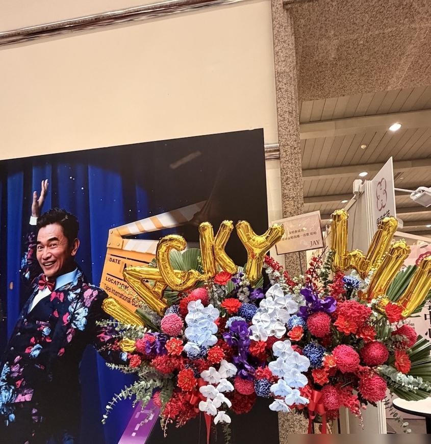 吴宗宪哭了。62岁，捧着周杰伦送的花篮卡片。哽咽到唱不下去。台上是综艺天