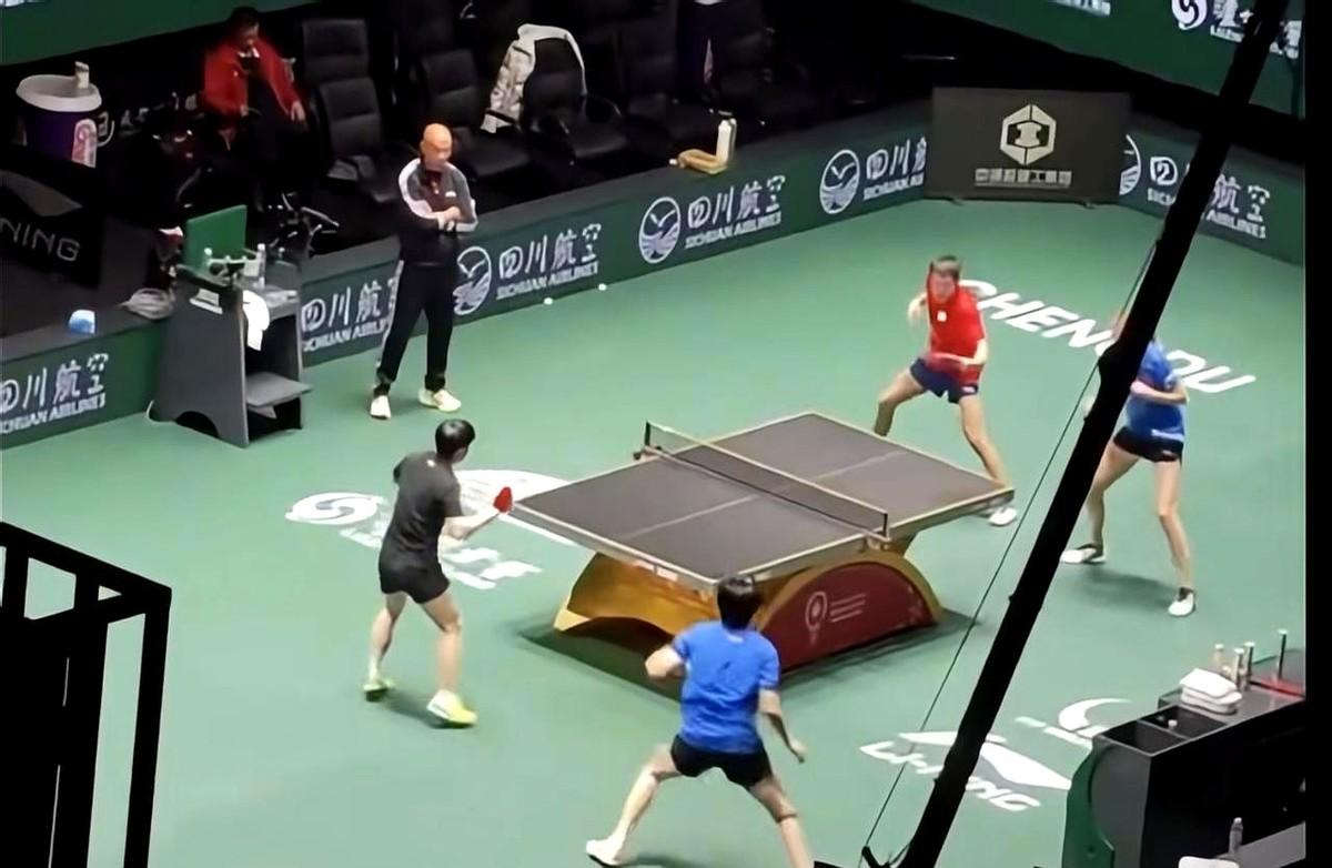 去年混团那事儿还记得不？球迷直接给骂成“电信诈骗”了！本来教练组都没打算让莎头（