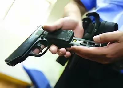 公安处副处长的儿子把手枪拿到学校玩！上世纪80年代，我刚上初中那年，有一天，我