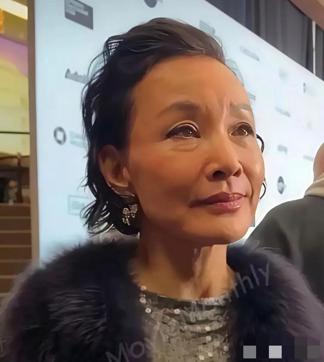 岁月不仅仅改变了她的容貌，更改变了其眼神：年轻时双唇饱满，目光清澈，水润柔美；老