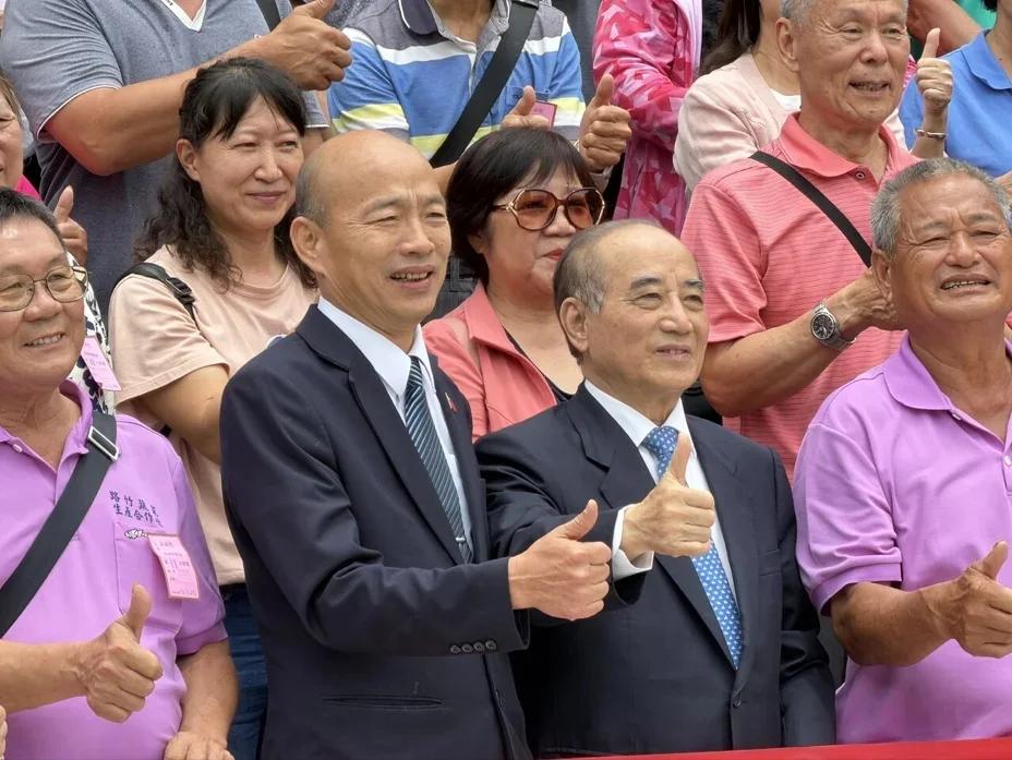 老哥俩的气质，是越来越接近了人们常说位置决定脑袋，这话用在韩国瑜身上恐怕是