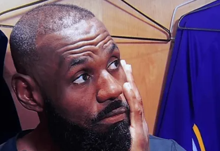 NBA赛后，詹姆斯接受采访，谈及自己目前的状态，詹姆斯表示：“我还在找节奏，这