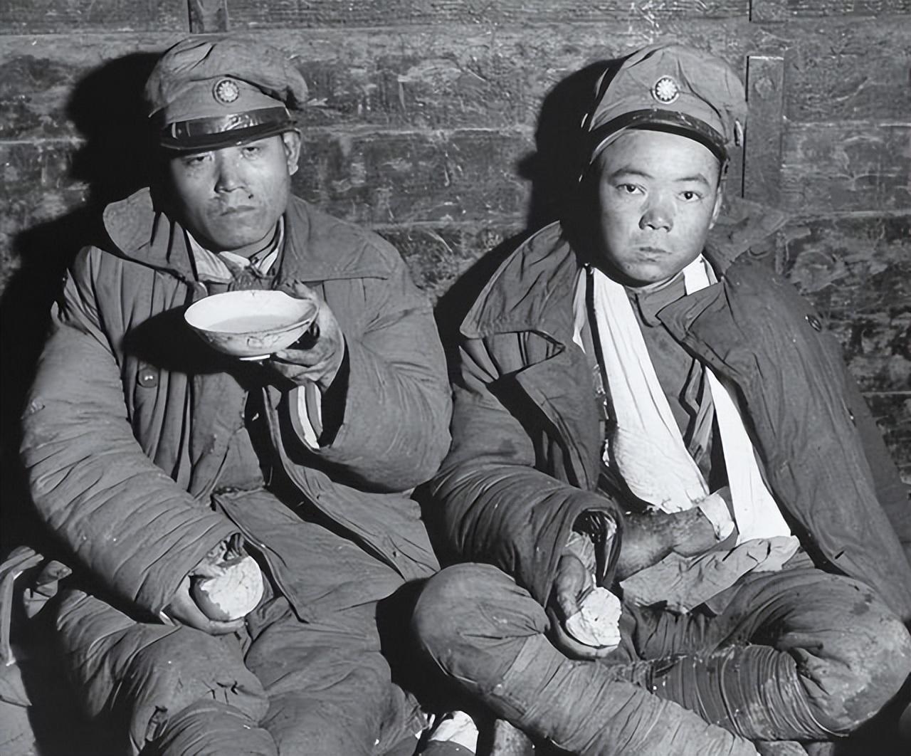 这是真实的战场实例，4个馒头就投降了，1948年的战场上，一名国民党士兵饿得实