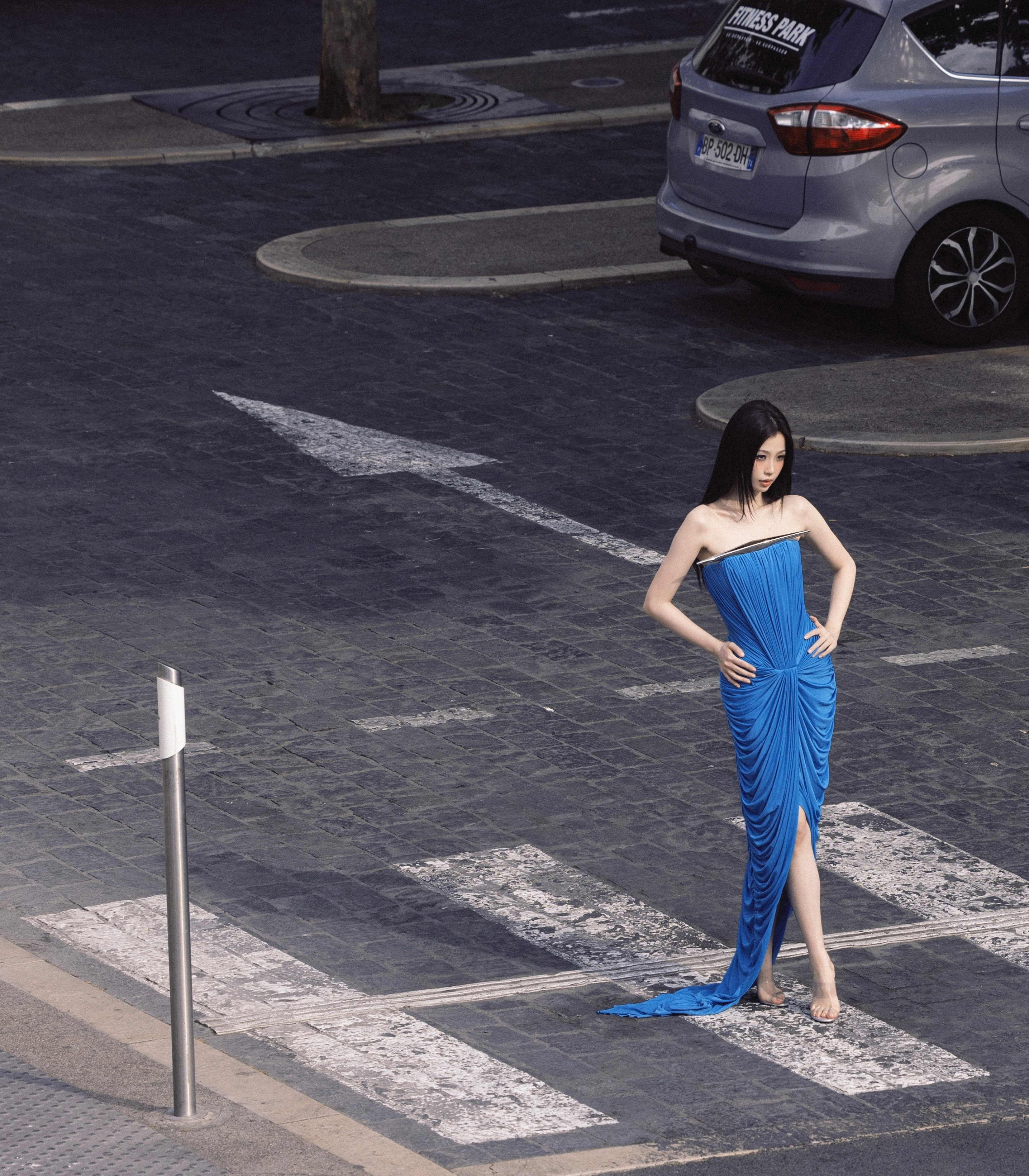 虞书欣🦋戛纳街拍大片虞书欣戛纳蓝色妖姬造型